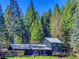 Waterfront Cabin at White Pass and Mount Rainier National Park, hotel in Packwood