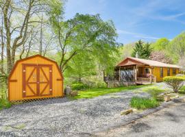 Mars Hill Home with Views Less Than 30 Mi to Asheville!, קוטג' בMars Hill