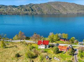 Historic Fjord-View Villa, casa rústica 