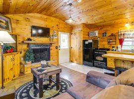 Cozy and Quiet Sevierville Studio with Deck and Fishing!, hotel in Sevierville