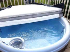 16 anglers acre luxury hot tub break tattershall lakes, hótel í Tattershall