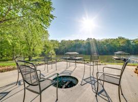 Beautiful Kentucky Lake Getaway with Dock and Deck!, hotell sihtkohas New Concord