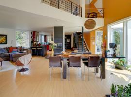 Contemporary Elka Park Retreat with Views and Deck!, rumah kotej di Elka Park