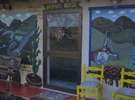 Safari House with fireplace, hotel com piscinas em Agros