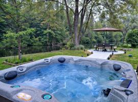 Lakeside Retreat: Pool table, HotTub, King bedroom، فيلا في Fenelon Falls