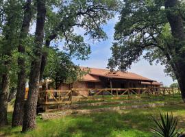 The Lodge at Harmony Oaks, hotel with parking in Weatherford