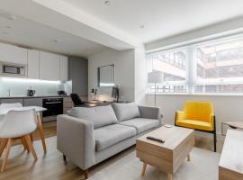 Entire Modern 1-Bedroom Apartment With King Bed In East Grinstead, hotel en East Grinstead