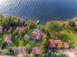 Goldfinch Getaway - Fence Lake, hotel cu parcare din Lac du Flambeau