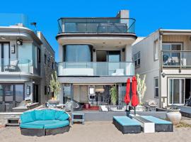 3 Story Oceanfront Home with Jacuzzi in Newport Beach on the Sand!, cabaña o casa de campo en Newport Beach