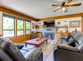 Pollock Pines Cabin Retreat with Hot Tub and Deck, ваканционна къща в Pollock Pines
