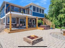 Cheerful Sister Lakes 4 BDR Lake House with Hot tub, hotel v destinaci Woodland Beach