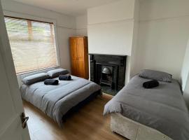 Very Nice Triple Room at 2 Iveragh Rd-5, guest house in Dublin