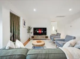 Chic Boho Retreat - Pool, Spa, Patio, Mini Golf & Arcade, Mins from Universal Studios!