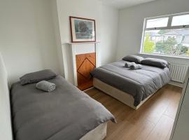 Nice Triple Room at 2 Iveragh Rd-7, guest house in Dublin