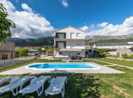 Family friendly house with 3 rooms,big pool and grill near Split, hotel v destinaci Kaštel Sućurac