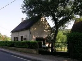 Maison Indépendante avec Grand Jardin et Cheminée, Proche Saint Pourçain - Confort et Tranquillité - FR-1-489-38