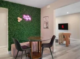 Chic House with King Bed, Walk To Dining and Starbucks