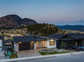 Luxury Golf Stay w/Hot Tub, hytte i Kelowna