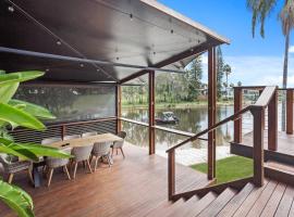 Lakefront Living in Burleigh, hotell Gold Coastis