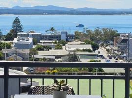 The Landmark unit 405 - Resort style, spectacular water views, linen, pool, lift, games room, porta-cot and highchair, hotel in Nelson Bay