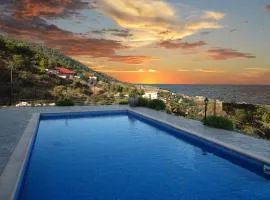 Happy Trails Pomos Panoramic Villa