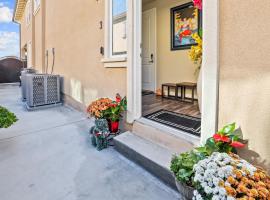 Welcome Townhome-Prime Location Orange County SoCal, villa in Midway City