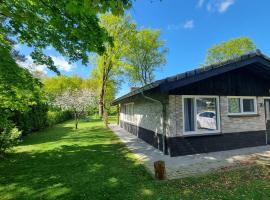 Gezellige, luxe bungalow 't pareltje in het bos in Hardenberg "Rheezerveen"woning 20, hotel dengan parkir di Rheezerveen