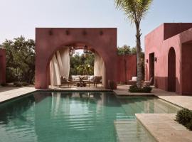 Artisan Villa, a Mythical Escape, with Heated Pool, By ThinkVilla, хотел в Планос