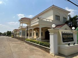 Samrongsen Hotel, hotel con estacionamiento en Kampong Chhnang