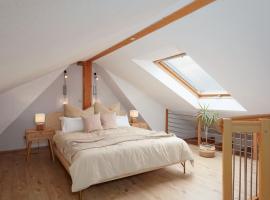 Boho Apartment für 4 Wunderschöne Dachterrasse, cheap hotel in Eppelheim