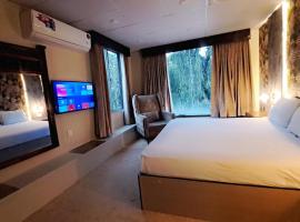 The Life Style Lodges opp Centaurus Mall, hotel in Islamabad