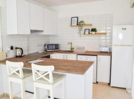 Yiallos Village Apt. A101, hotel Meneúban