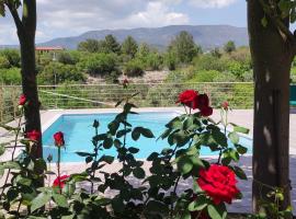 Roses Villa, hotel in Trimiklini