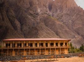 Guzel Hotel، فندق في Shigar