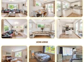Lions Lodge: Great location with hot tub, ξενοδοχείο κοντά σε Moors Valley Country Park and Forest, Ringwood