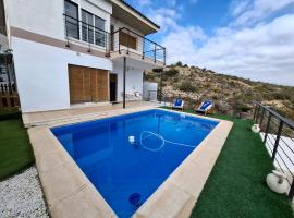 3 Bed Chalet-Pool-Pets-Hot Tub-Parking-Garden โรงแรมในชีวา