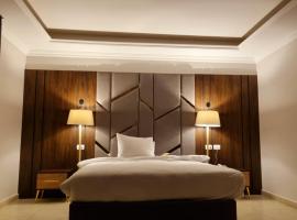 Grand Plaza Hotel & Resort, hotel con estacionamiento en Qaryat ash Shamālī