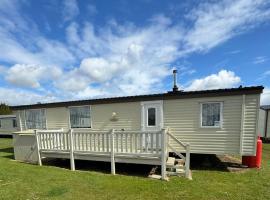 Great 6 Berth Caravan For Hire With Decking At Sunnydale Holiday Park Ref 35221s, hotel in Louth
