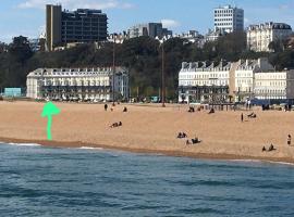 Unique seafront 2 bedroom apartment, hotell i Folkestone