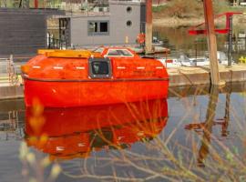 Ausgebautes Freifallrettungsboot KNUTSCHKUGEL, laivamajoitus Hampurissa