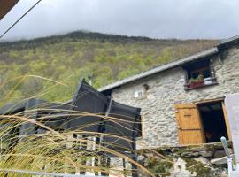 Grange rénovée, Pyrénées Ariégeoises, Gîte haute Ariège: Auzat şehrinde bir evcil hayvan dostu otel