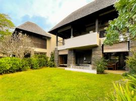 Luxury Island Escape - Beachfront 2-Bedroom with Private Pool, ξενοδοχείο σε Centre de Flacq