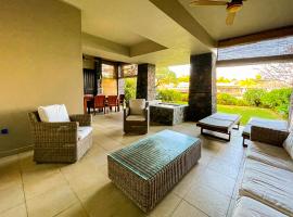 Private Beach 5-star Villa, Golf & Luxe, hotelli kohteessa Centre de Flacq lähellä maamerkkiä Anahita-golfkerho