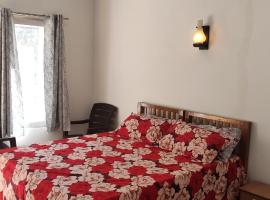 Charming Cottage in a wooded area valley view near Bakehouse and Chaar Dukaan: Mussoorie şehrinde bir otel