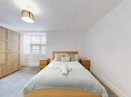 Spacious three bedroom apartment with Valley views
