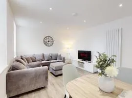 Spacious three bedroom apartment with Valley views