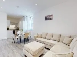Spacious three bedroom apartment with Valley views