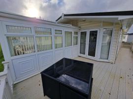 Gorgeous Lodge With Decking At Southview Holiday Park In Skegness Ref 33093v, lodge di Skegness
