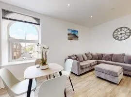 Spacious three bedroom apartment with Valley views