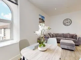 Spacious three bedroom apartment with Valley views